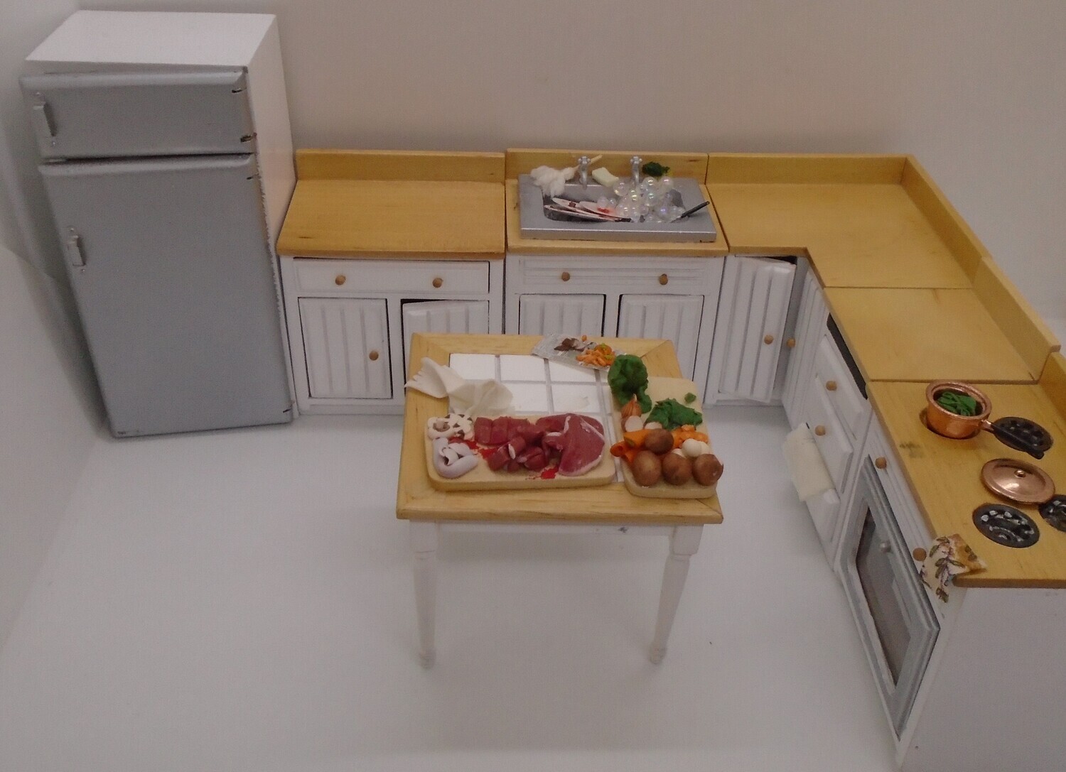 FULLY FUNCTIONING KITCHEN WITH ALL CONTENTS