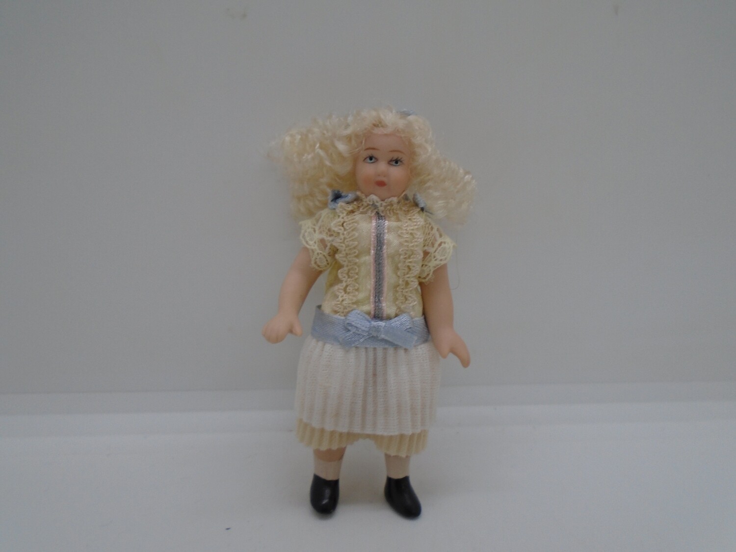 GIRL IN WHITE/BLUE