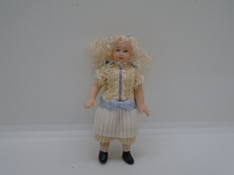GIRL IN WHITE/BLUE
