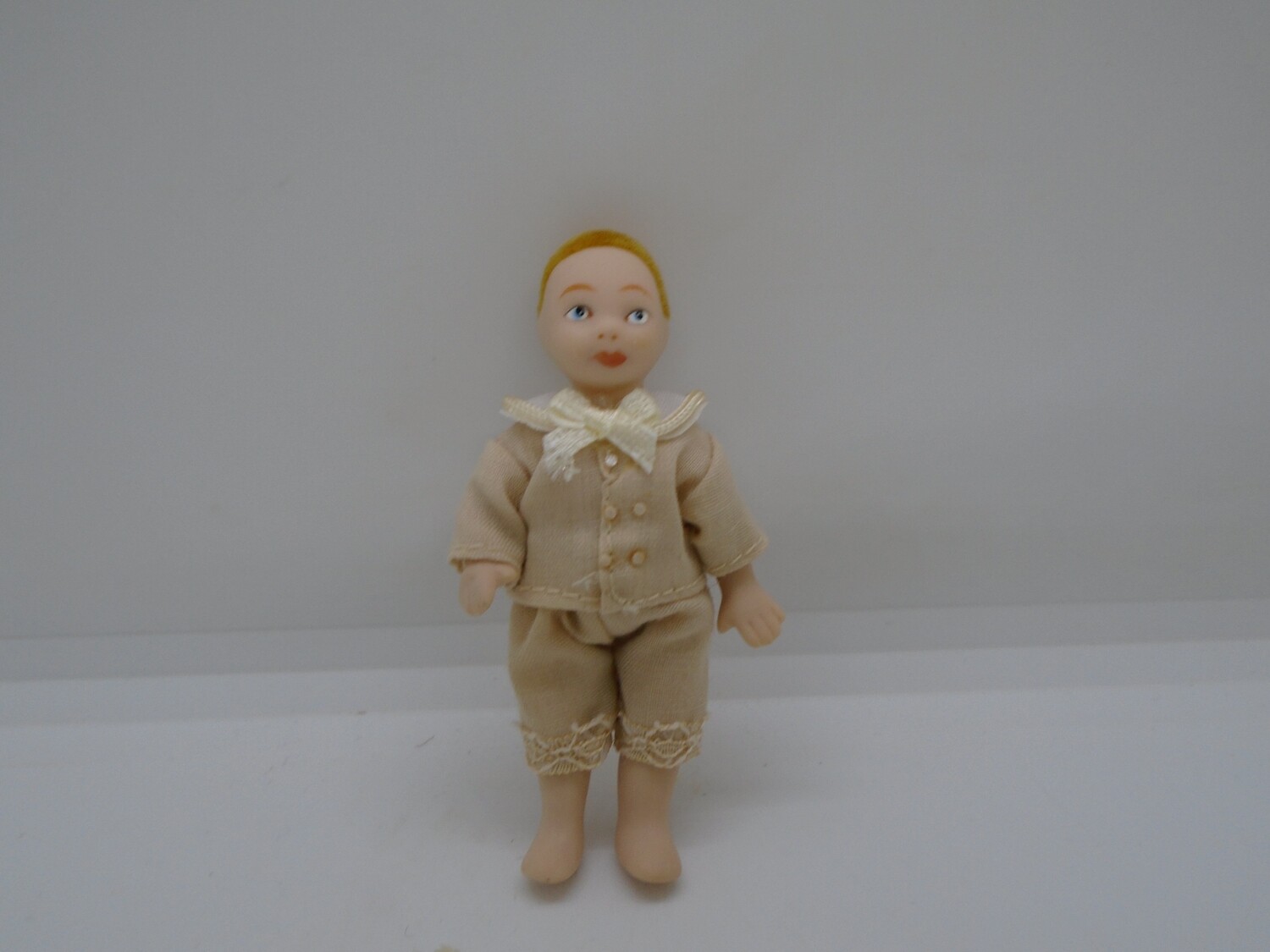 BOY/TODDLER IN BEIGE OUTFIT