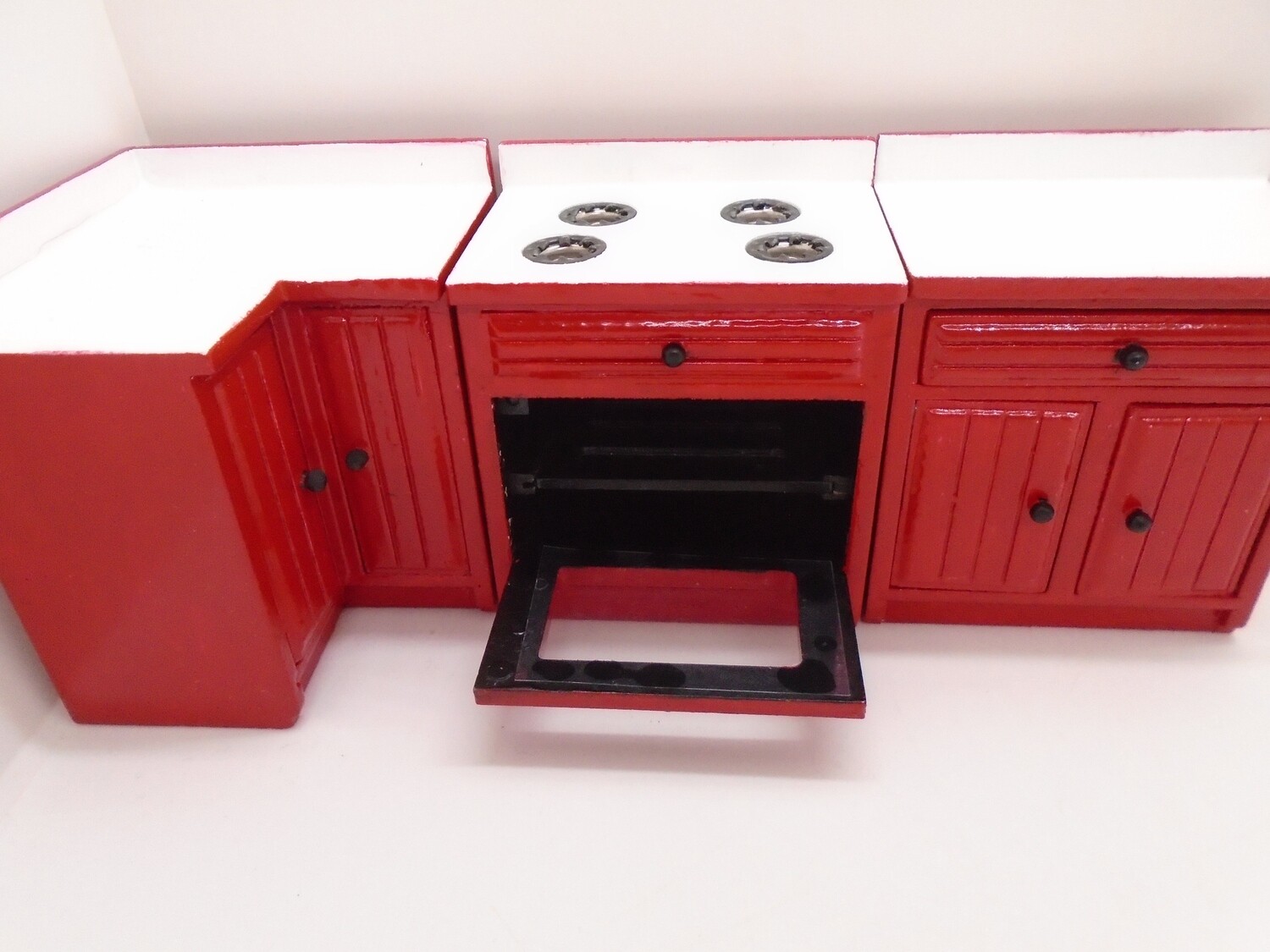 RED HIGH GLOSS KITCHEN UNITS AND OVEN