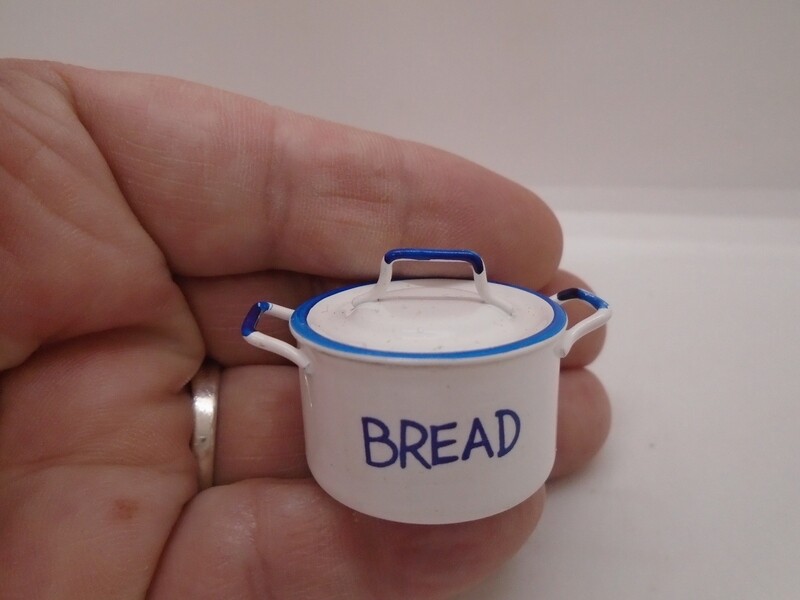 ROUND METAL BREAD BIN