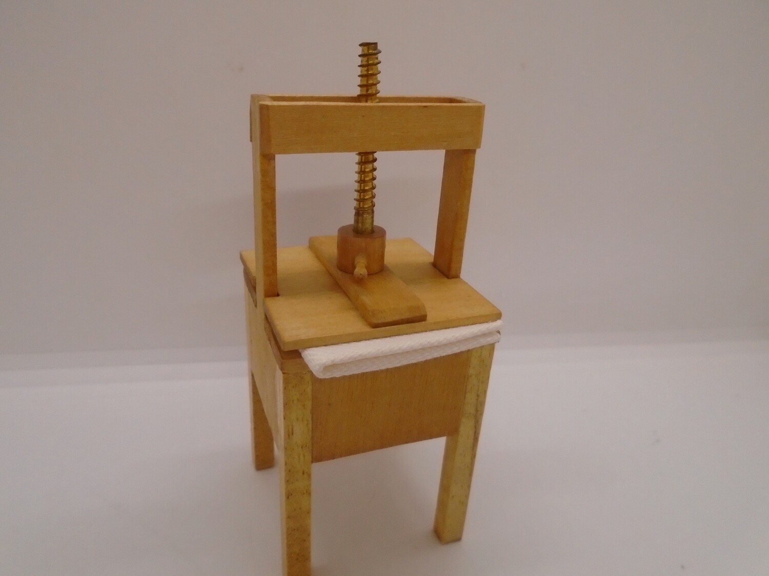CLOTHES PRESS WITH MOVING PART