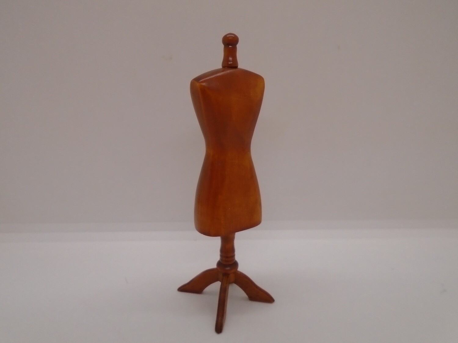 WOODEN MANNEQUIN