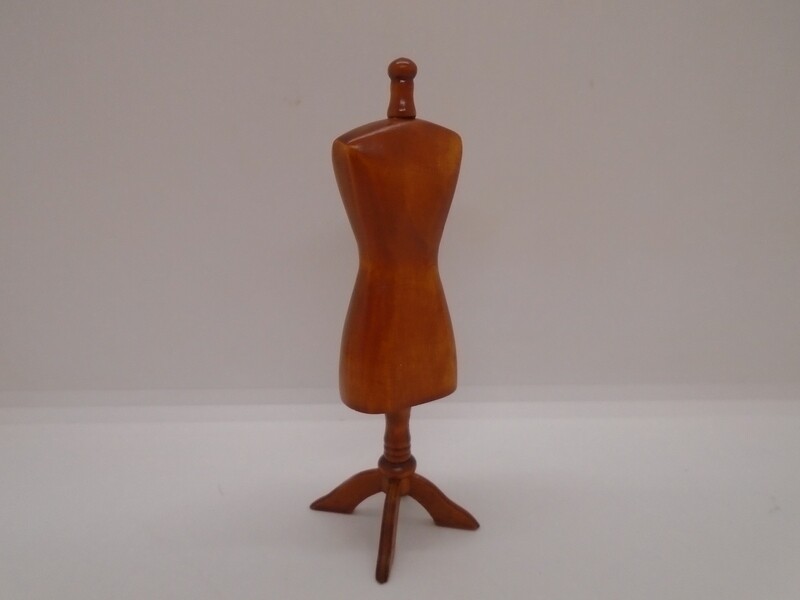 WOODEN MANNEQUIN