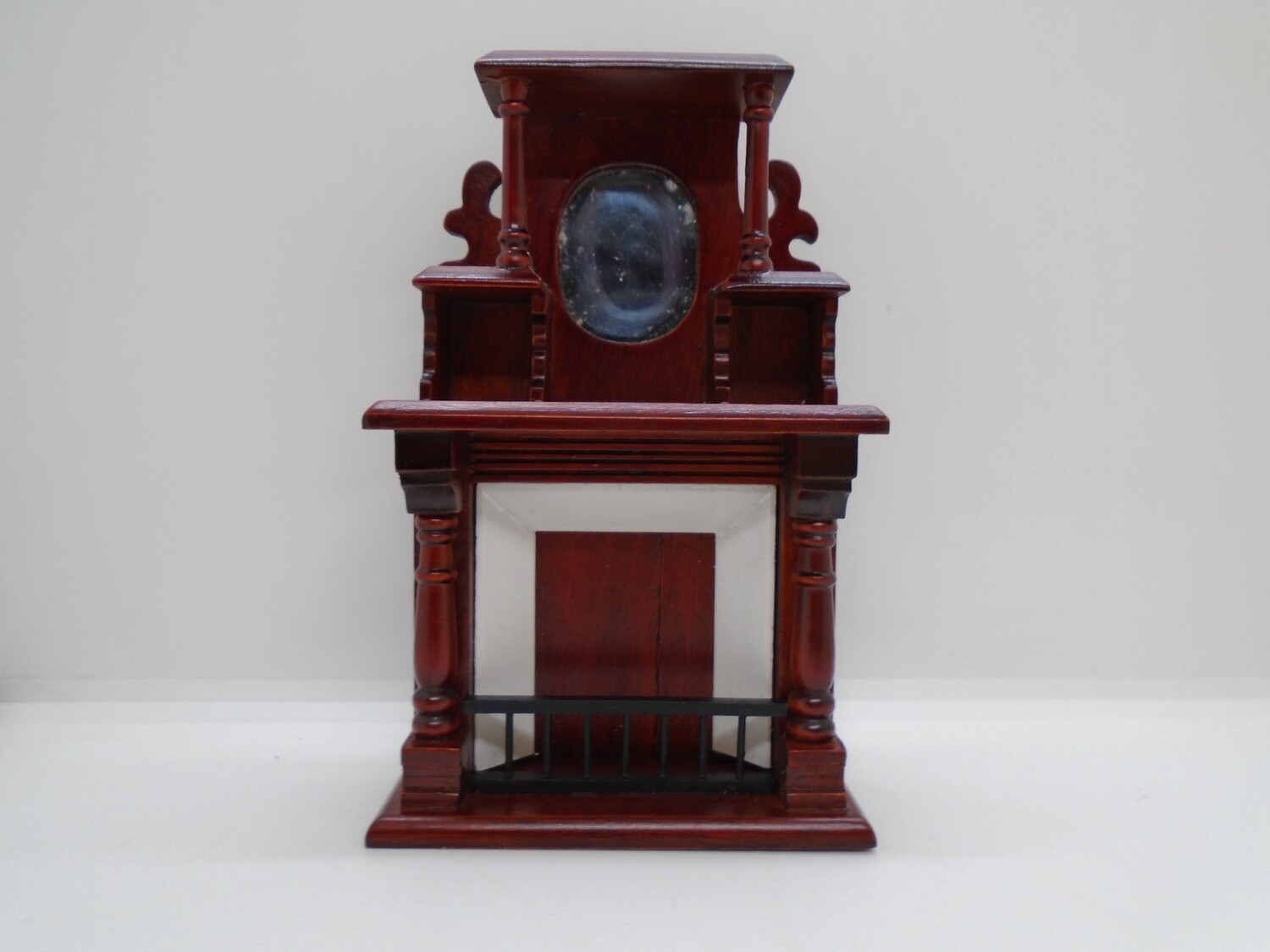 FIREPLACE WITH MIRROR ABOVE