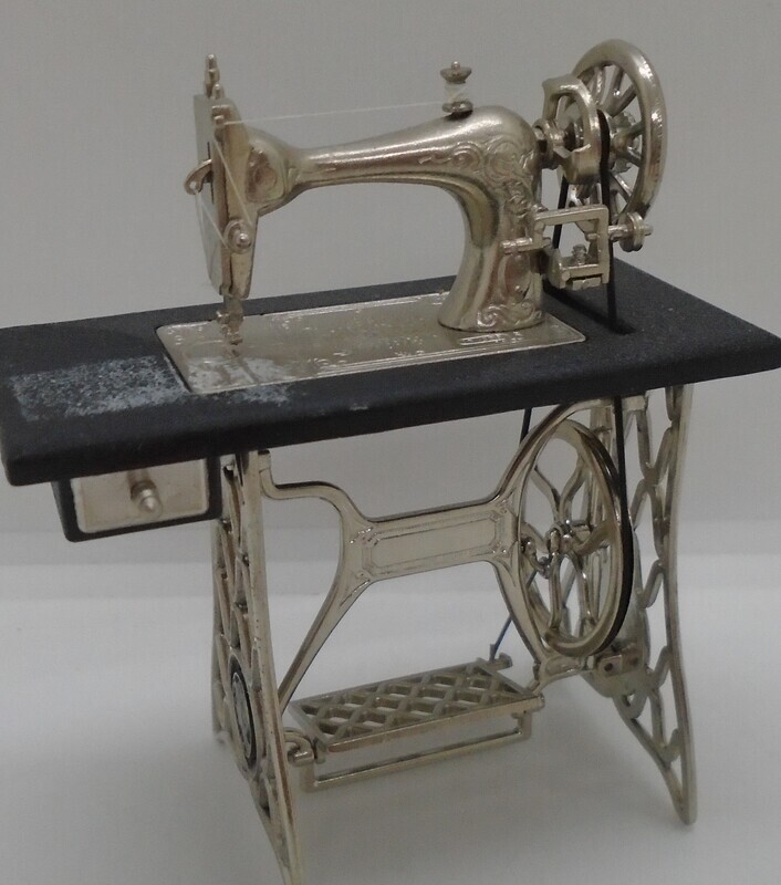 BEAUTIFULLY DETAILED SEWING MACHINE (EX DISPLAY)