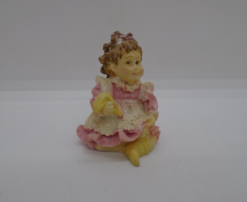 RESIN YOUNG GIRL SITTING