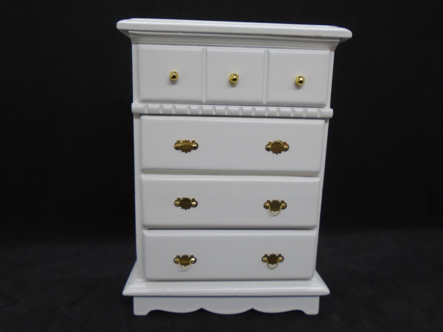 WHITE CHEST OF DRAWERS