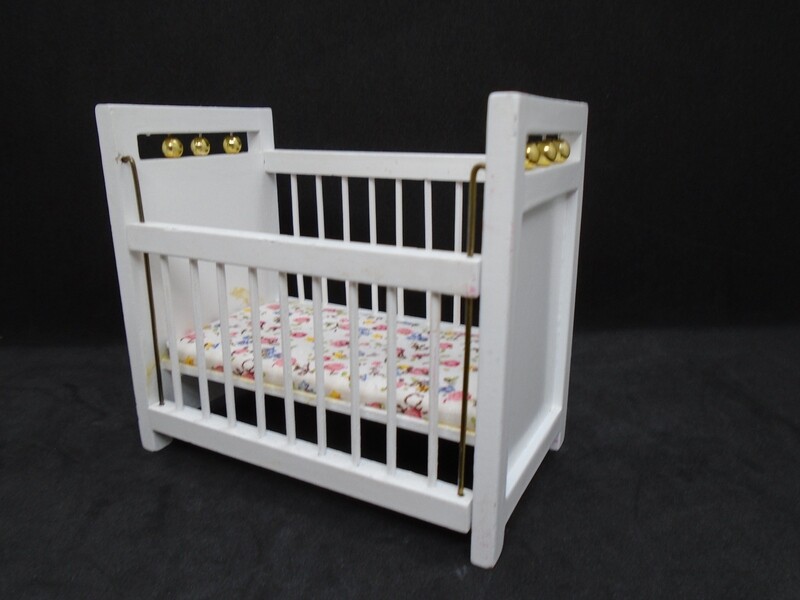 PRELOVED WHITE COT
