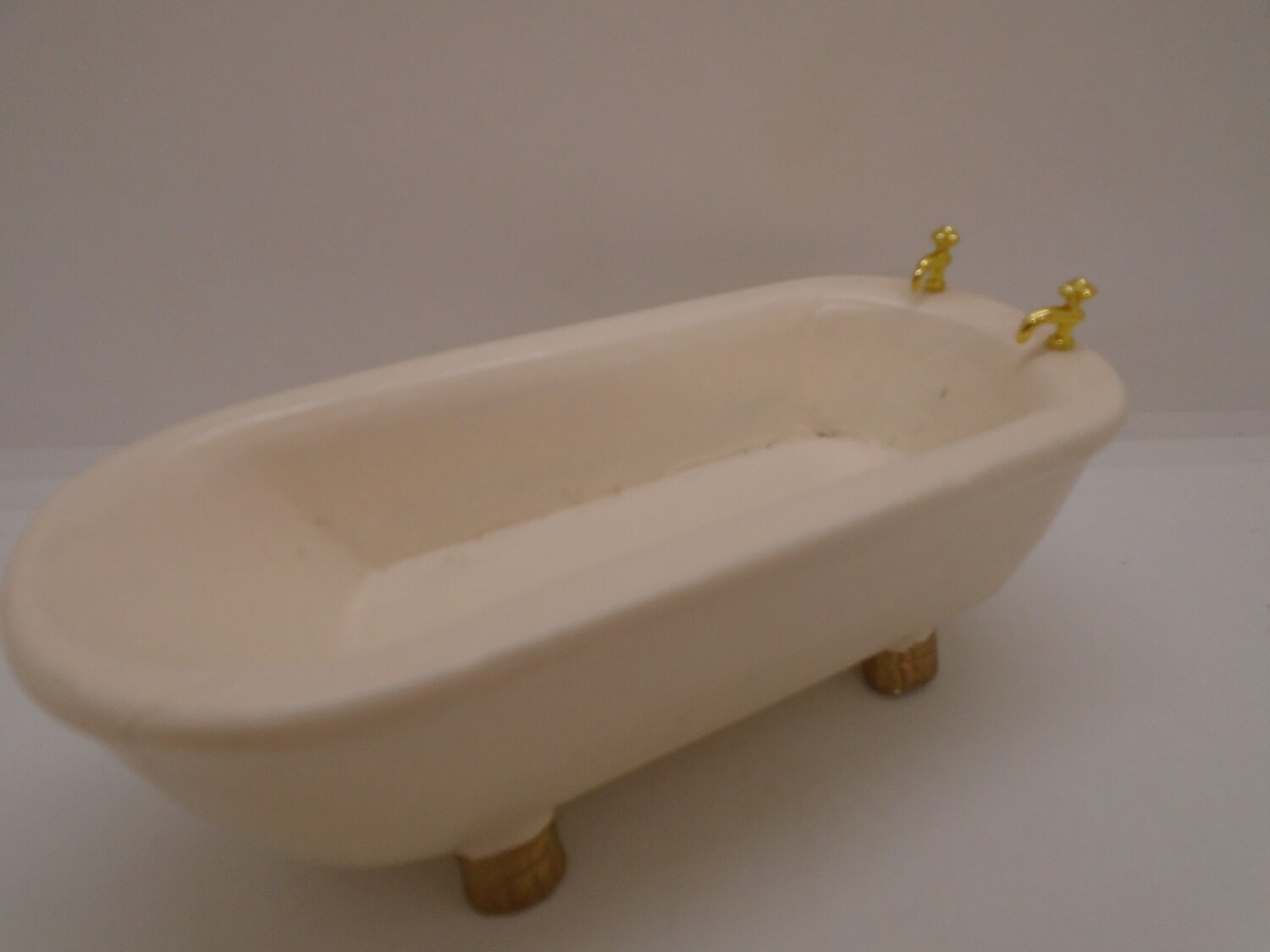 CREAM BATHTUB