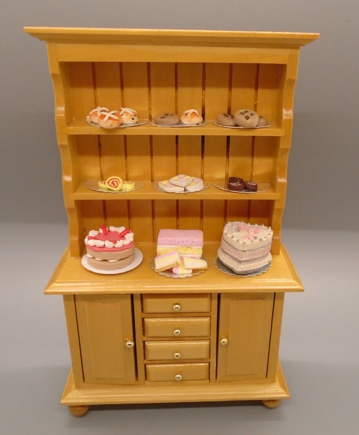 DRESSED CAKE DRESSER
