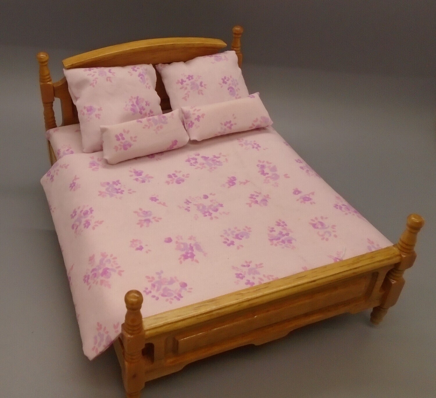 DOUBLE BED WITH PINK BEDDING