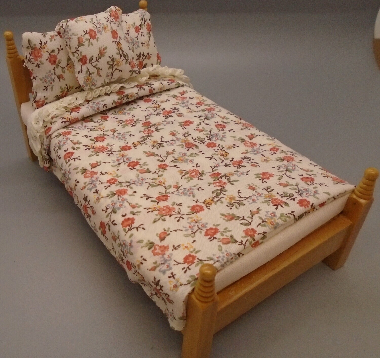 SINGLE BED WITH FLORAL BEDDING