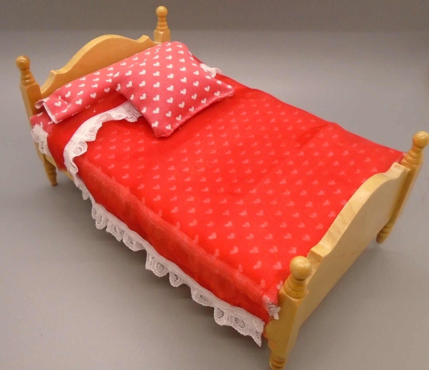 QUEEN SIZE BED WITH HEART BEDDING