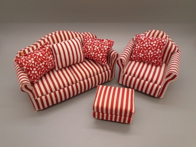 SOFA SET WITH CONTRASTING CUSHIONS