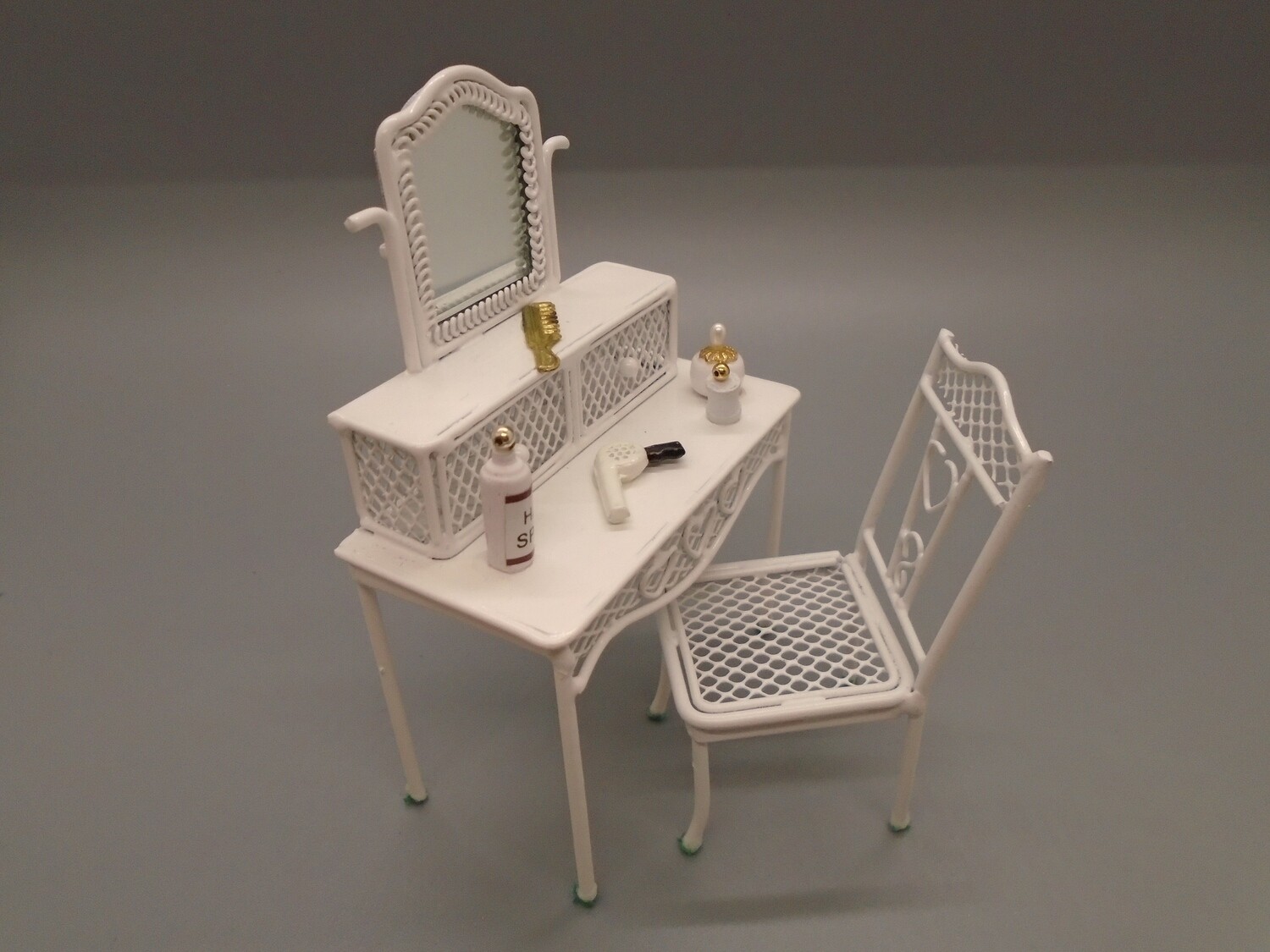 DRESSED WHITE WIRED DRESSING TABLE