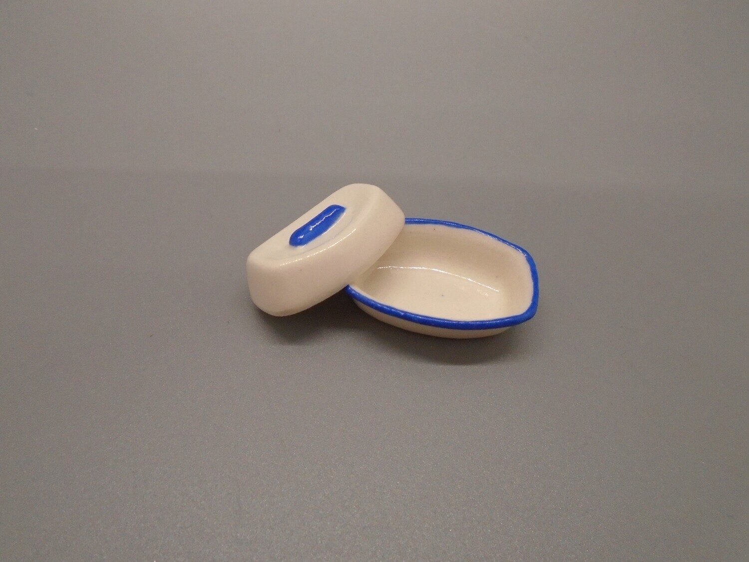 CERAMIC CASSEROLE DISH WITH LID