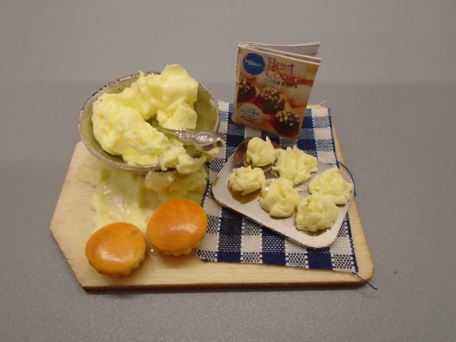 MAKING CUPCAKES