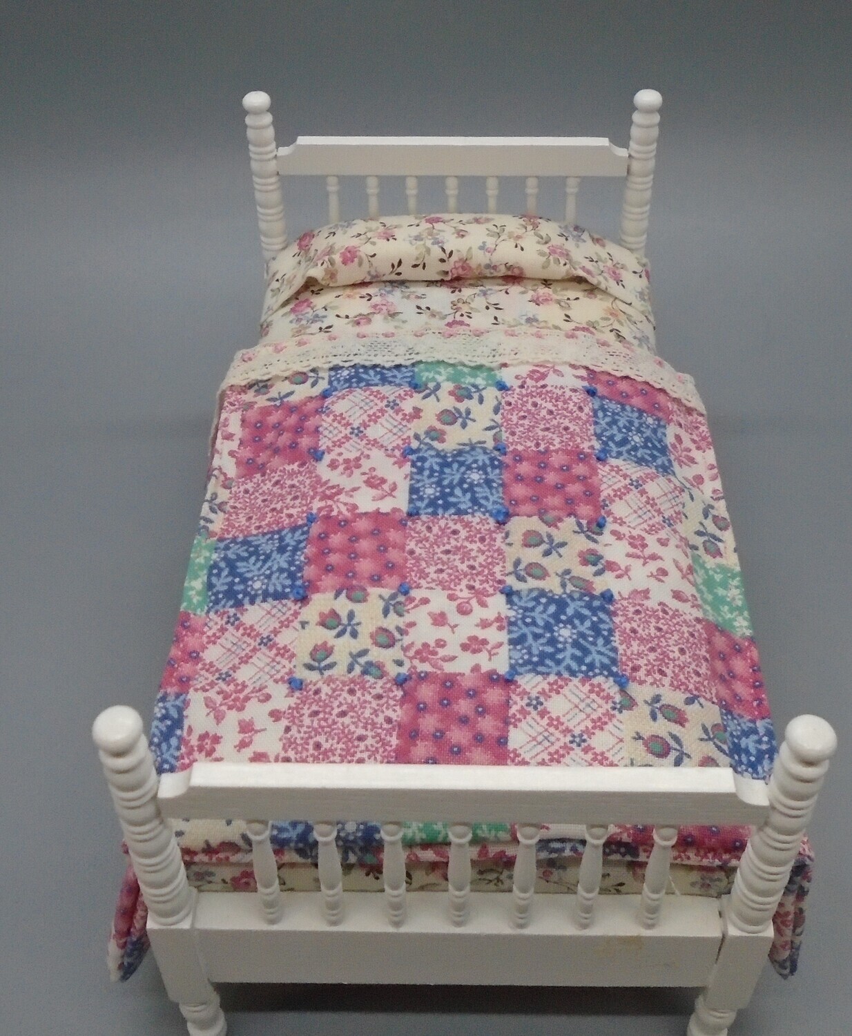 SINGLE WHITE BED WITH QUILT