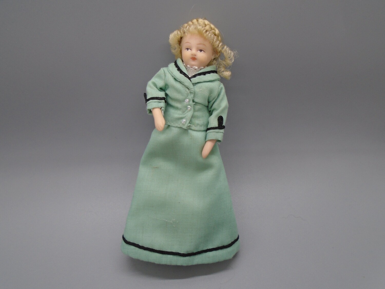 LADY IN GREEN WITH FRINGE