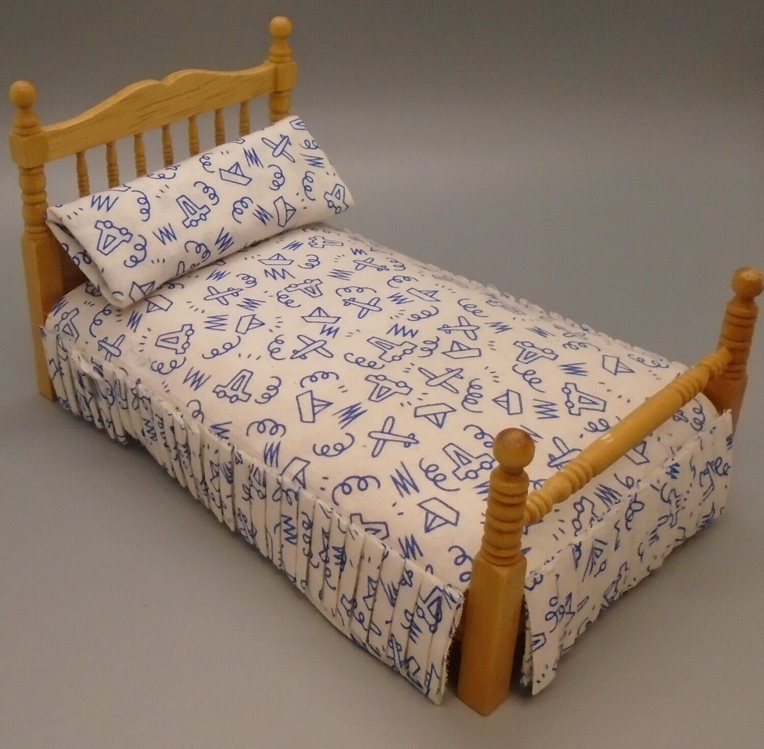SINGLE PINE BED WITH BEDDING