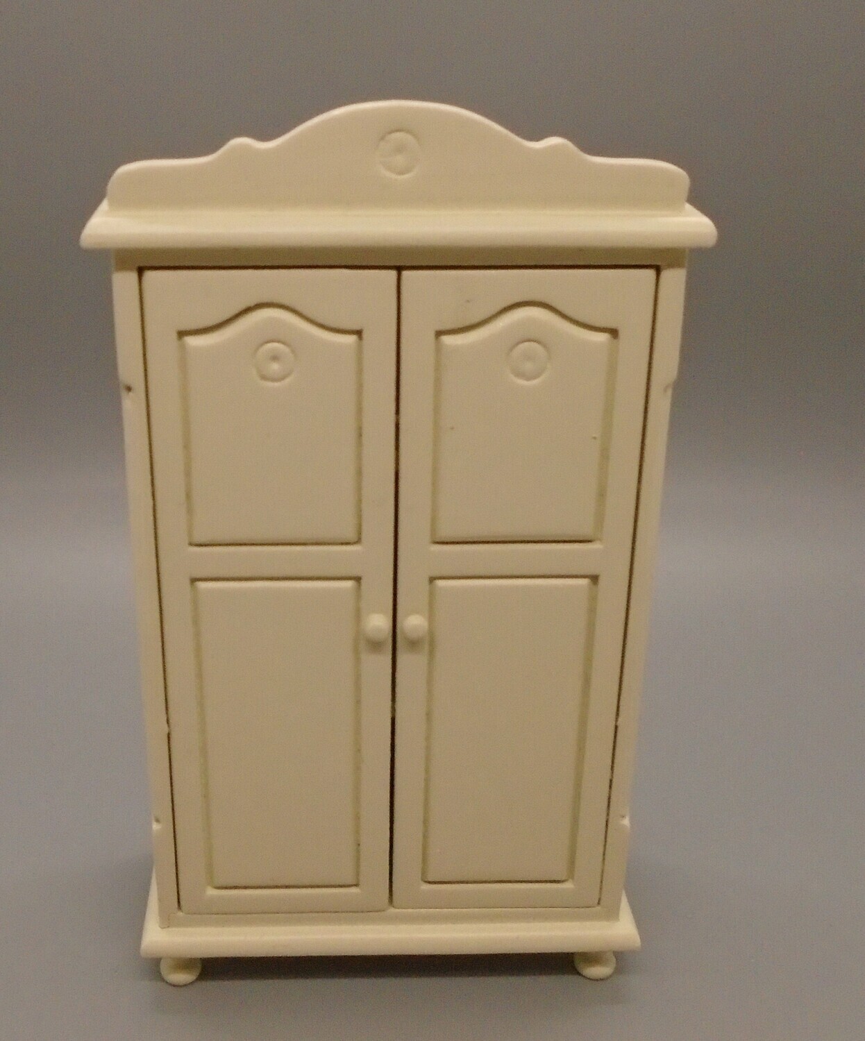 PRE-LOVED CREAM WARDROBE