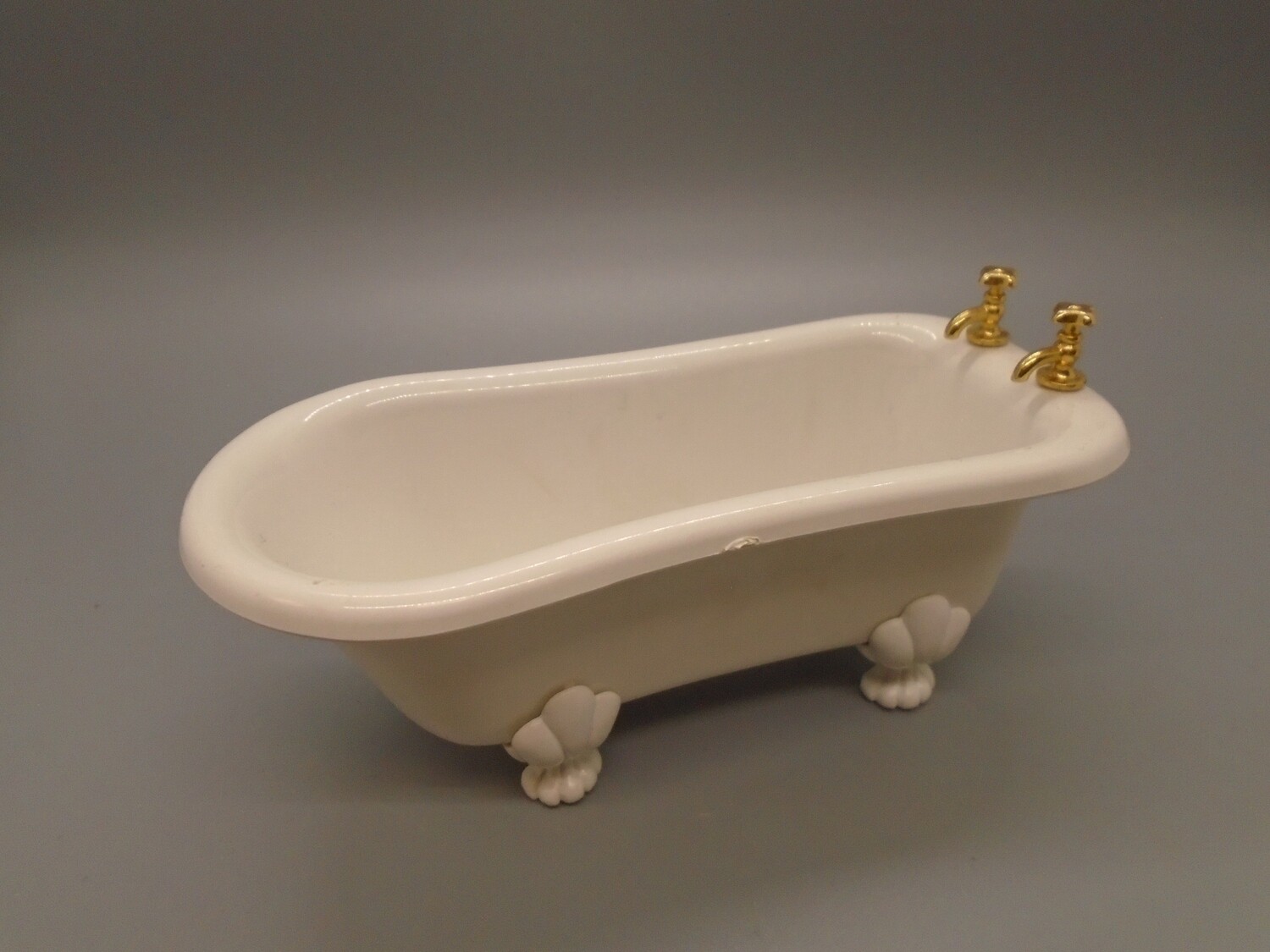WHITE ROLL TOP BATH WITH CLAW FEET