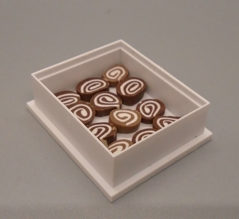 TRAY OF CAKE WITH LID