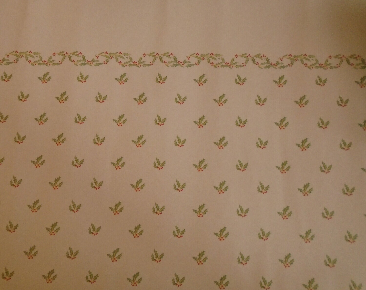 HOLLY ON CREAM WALLPAPER