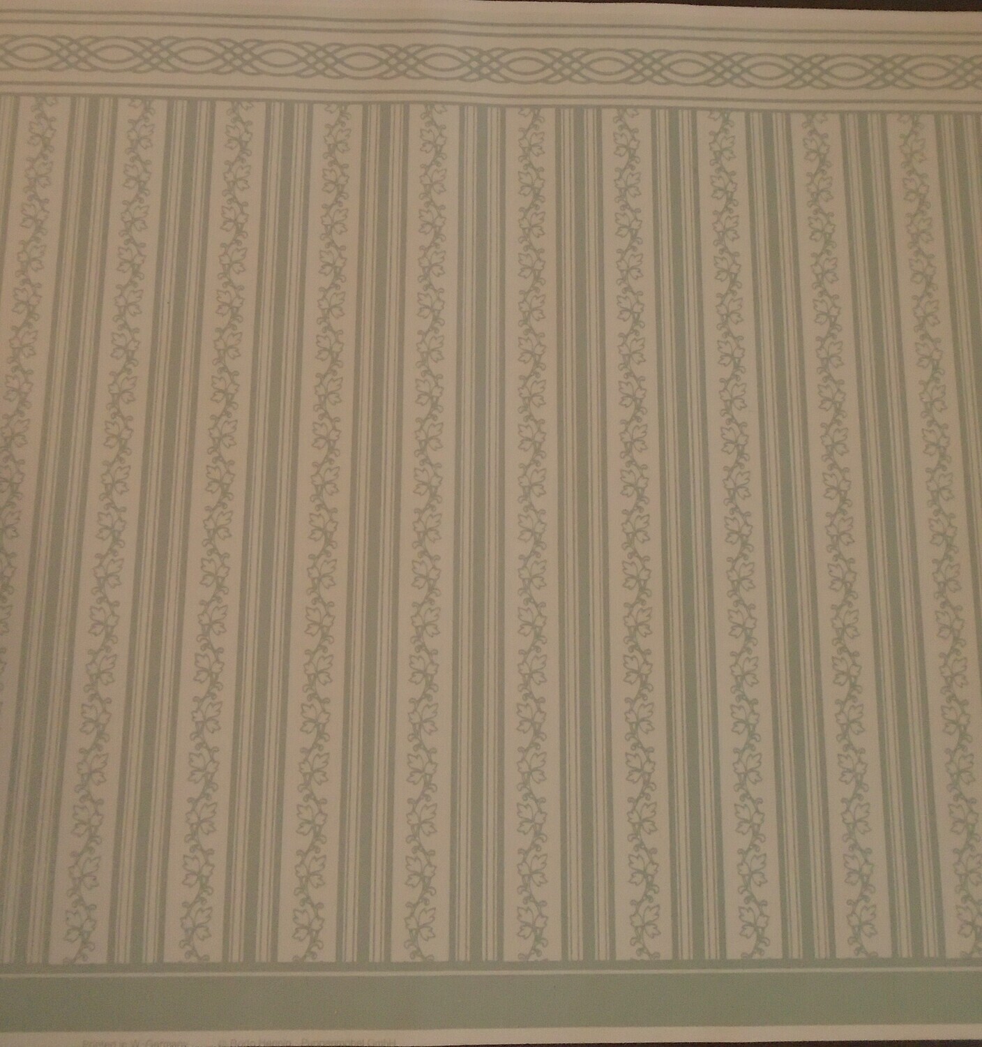 GREY/BLUE STRIPE AMD PATTERNED WALLPAPER