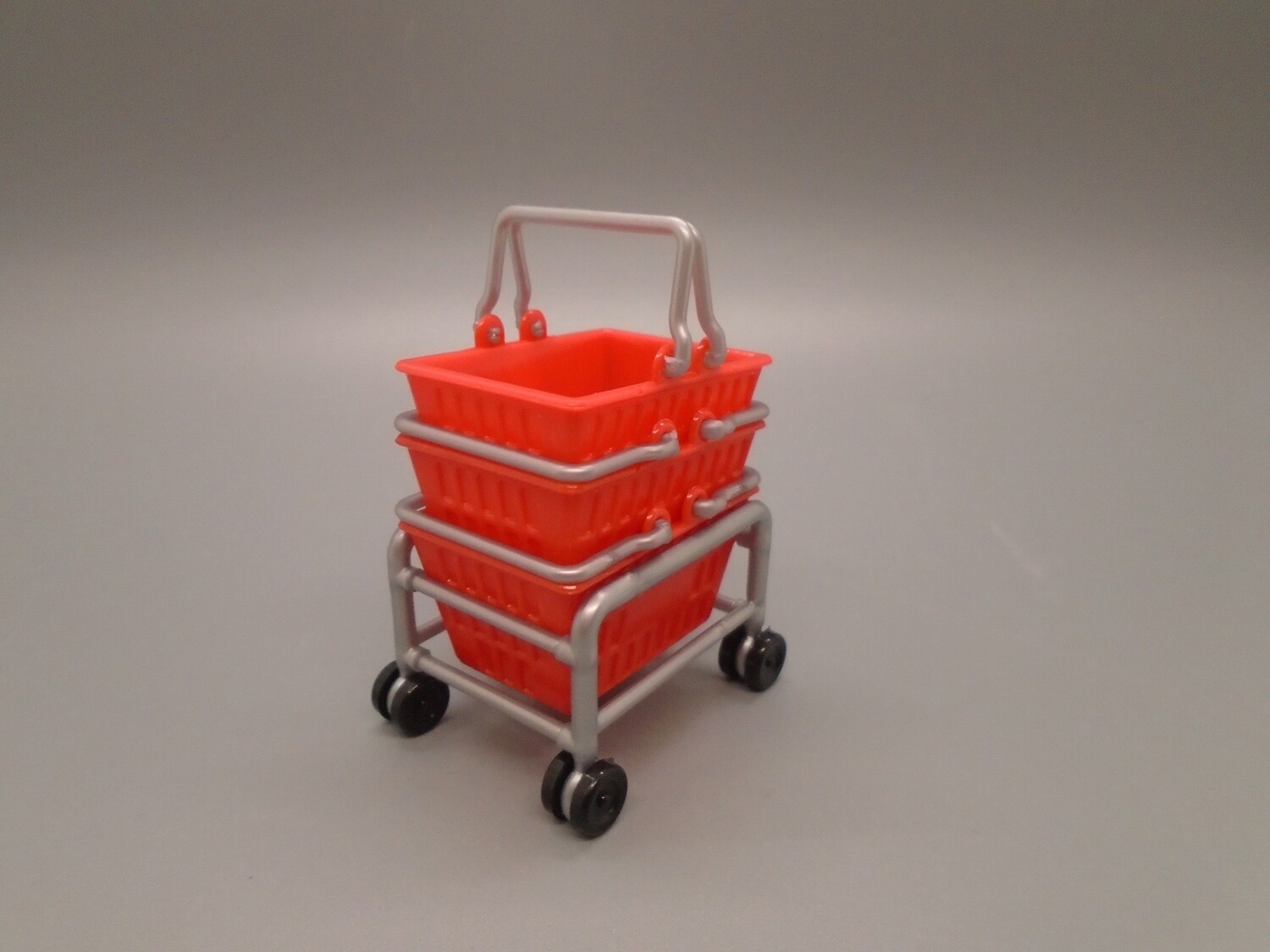 3 SHOPPING BASKETS ON WHEELED TROLLEY