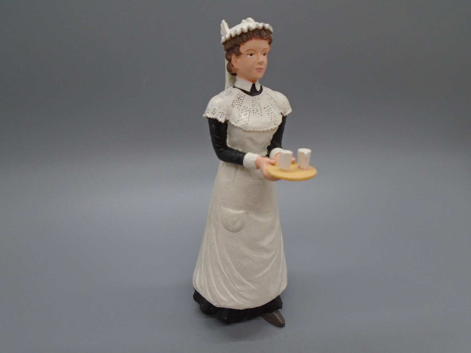 RESIN MAID WITH TRAY