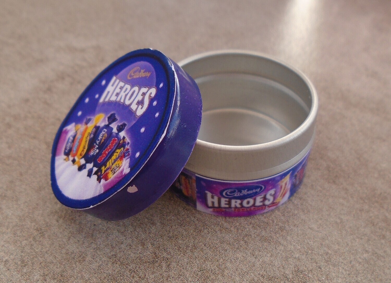 HEROES CHOCLATE TIN WITH LID