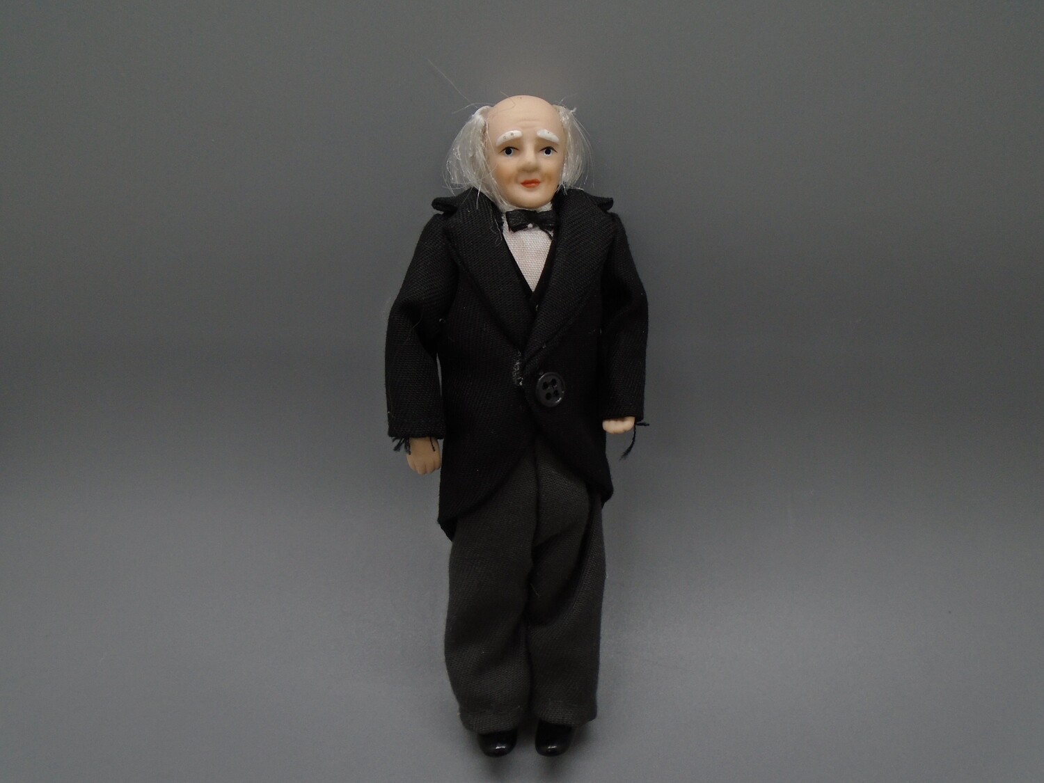 OLD MAN IN SUIT (BUTLER)
