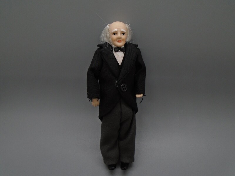 OLD MAN IN SUIT (BUTLER)