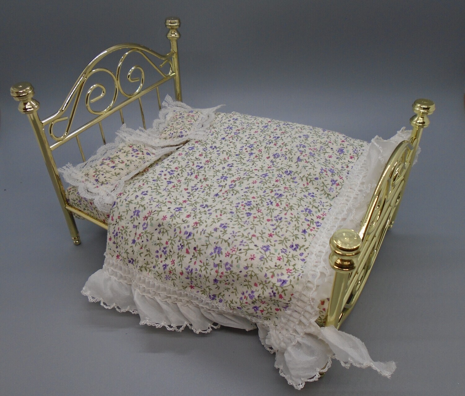 BRASS METAL BED WITH FLORAL BEDDING