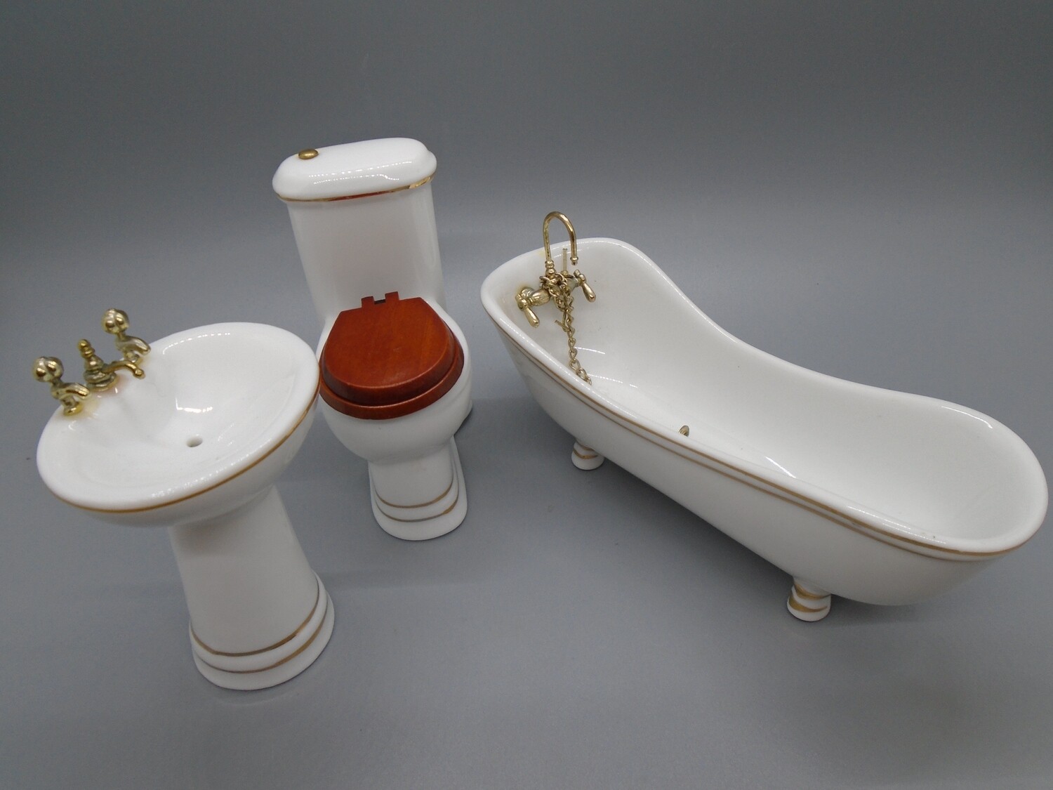 WHITE/GOLD CHINA 3PC BATHROOM SET