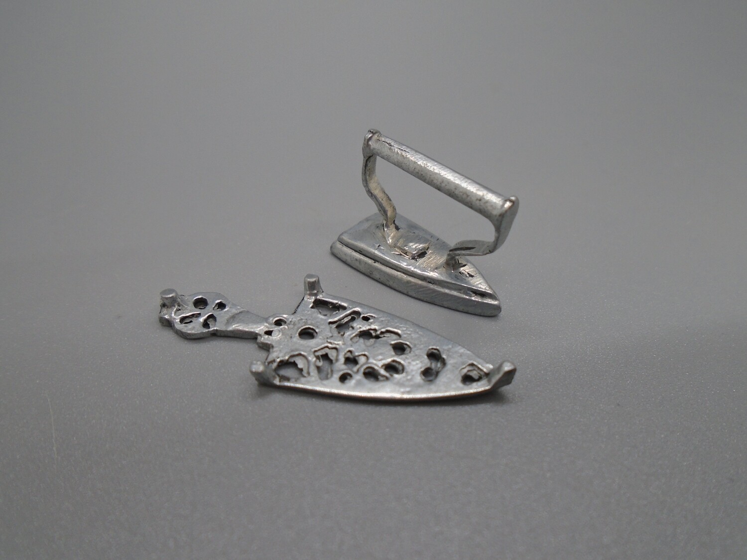 METAL IRON AND STAND