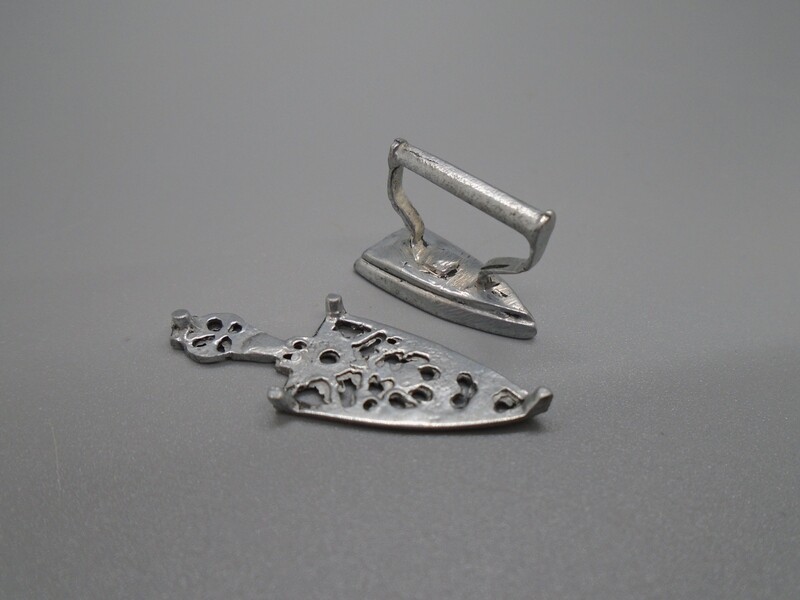 METAL IRON AND STAND