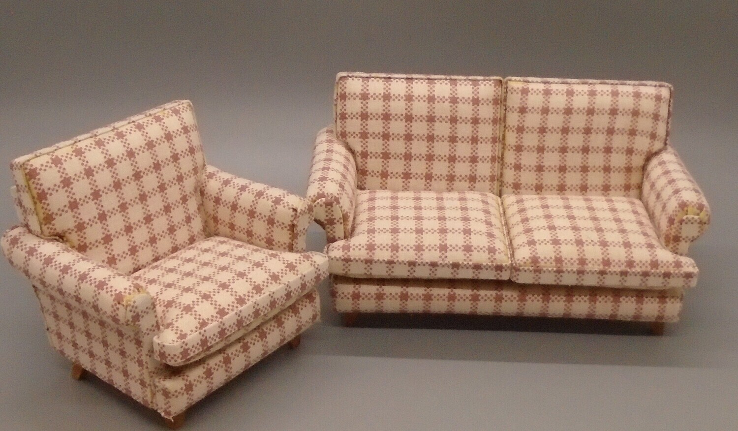 SOFA SET IN CREAM AND RED CHECK