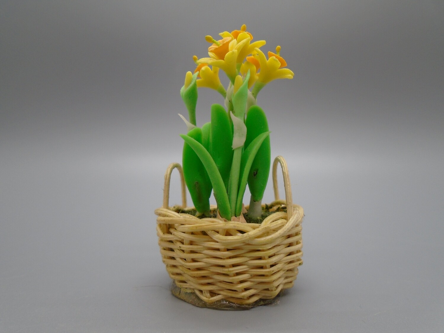 YELLOW DAFFODILS IN WOVEN BASKET
