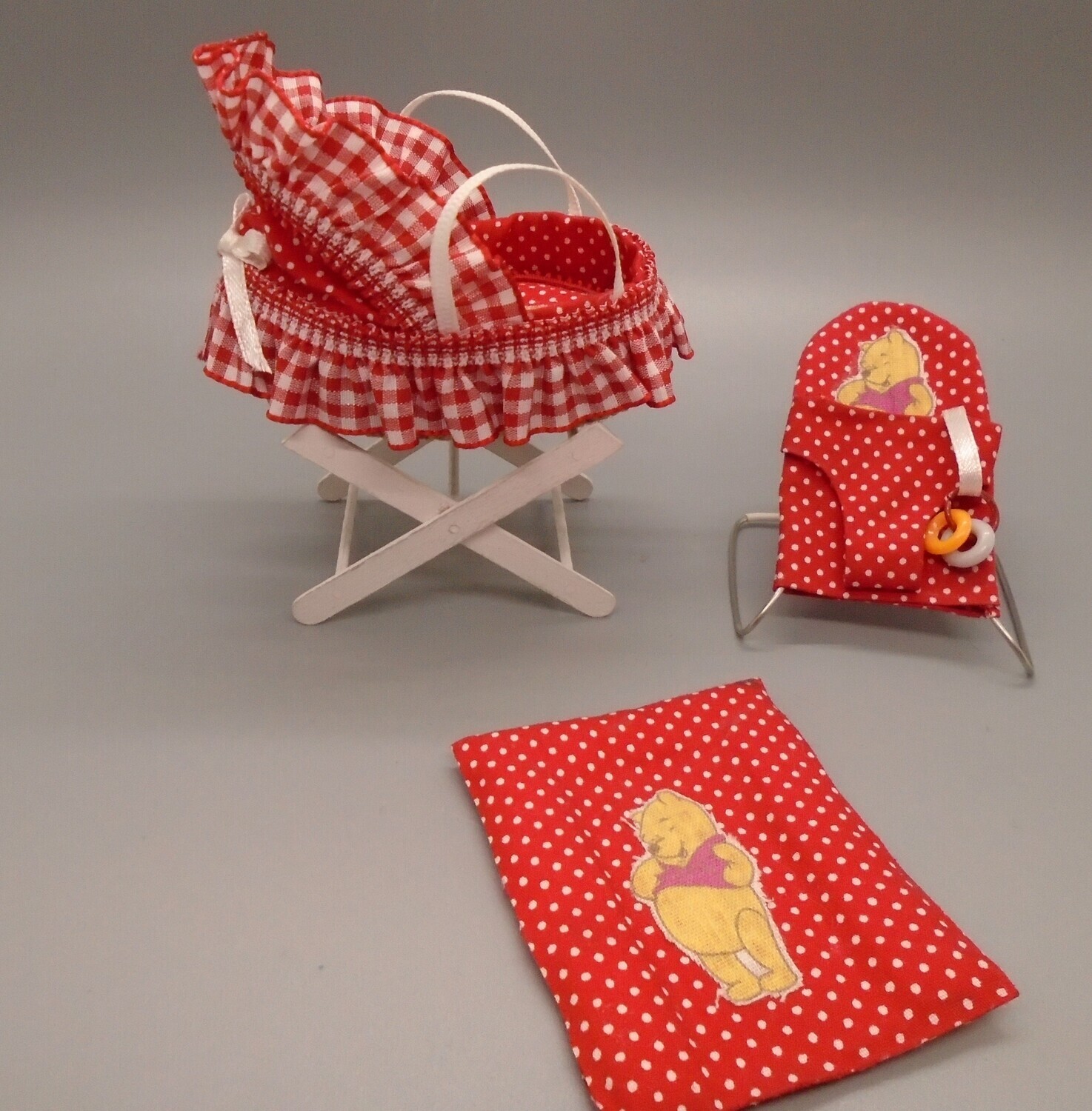 4PC RED SPOTTY WINNIE NURSERY SET