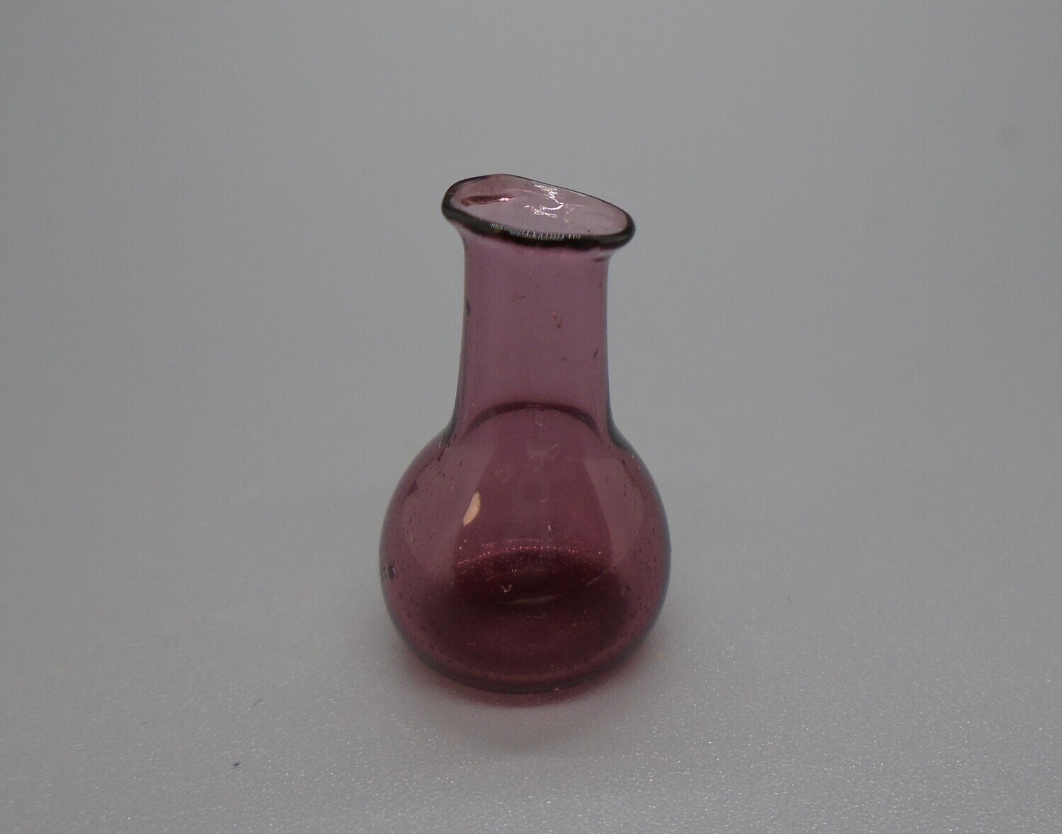 SMALL PURPLE VASE / BEAKER