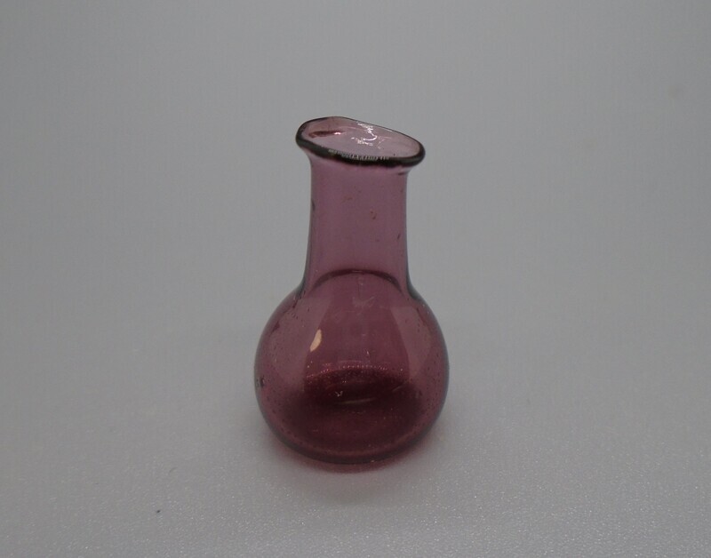 SMALL PURPLE VASE / BEAKER