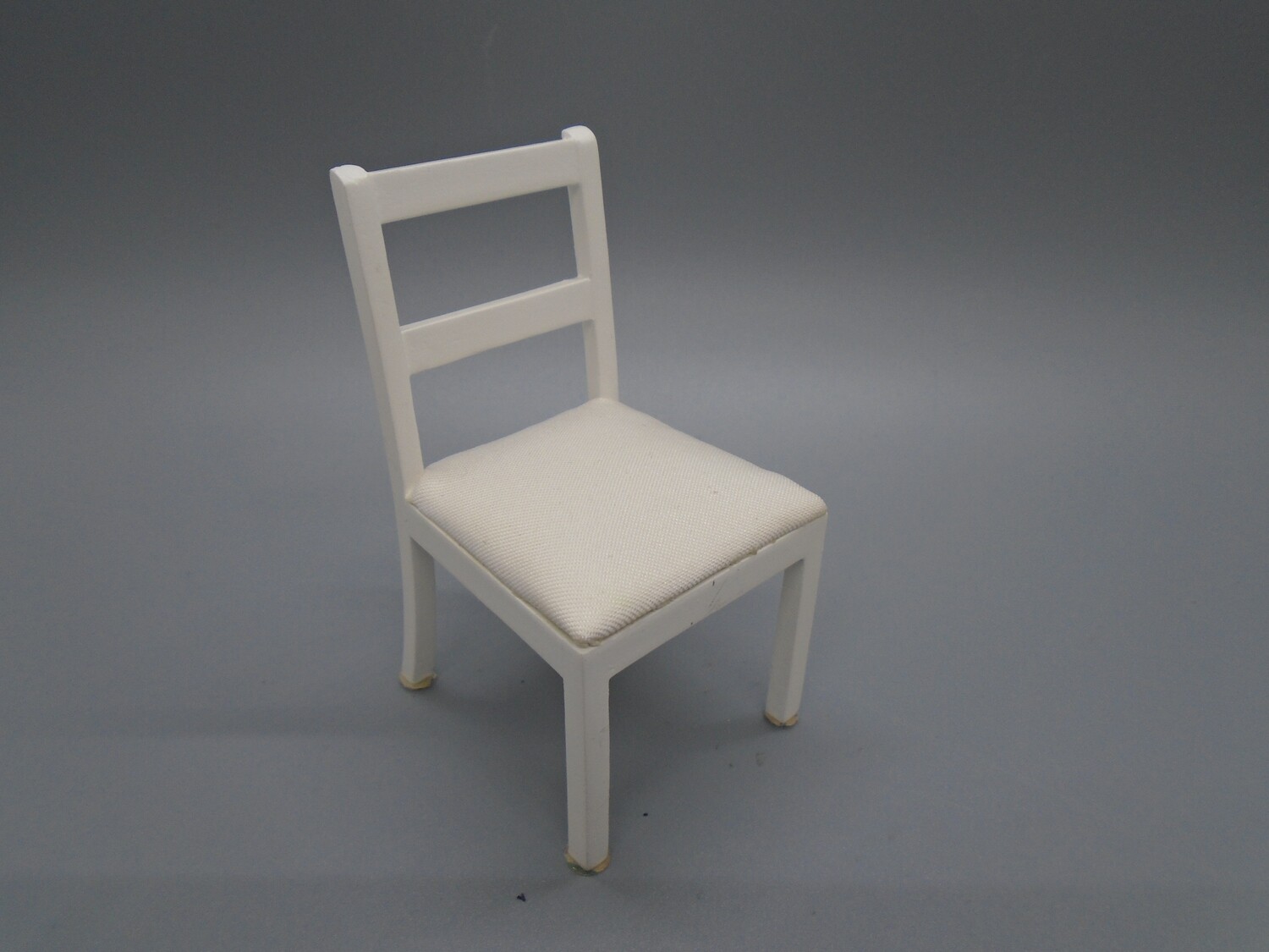 WHITE SEATED CHAIR