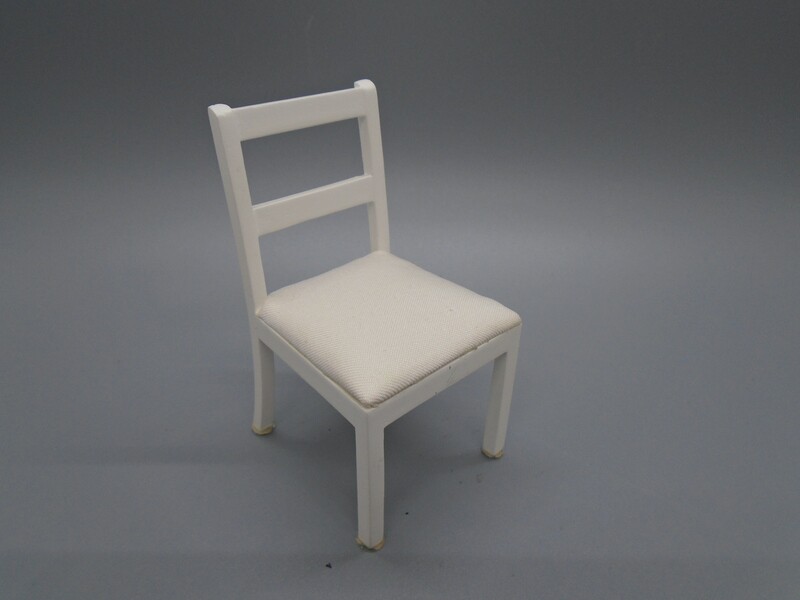 WHITE SEATED CHAIR