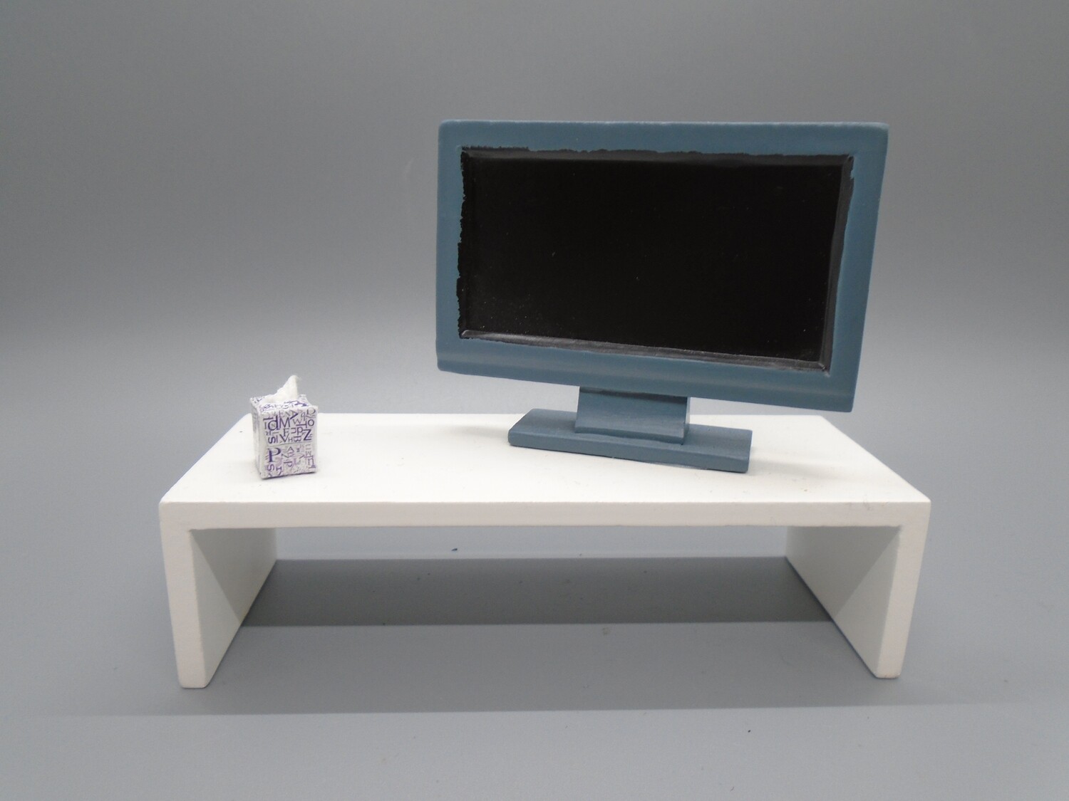 DRESSED WHITE TV UNIT