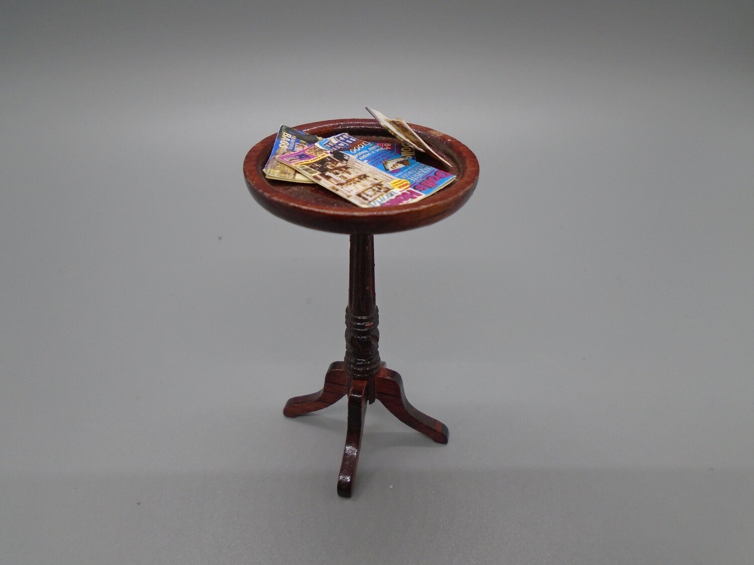 SMALL ROUND TABLE DRESSED WITH MAGAZINES