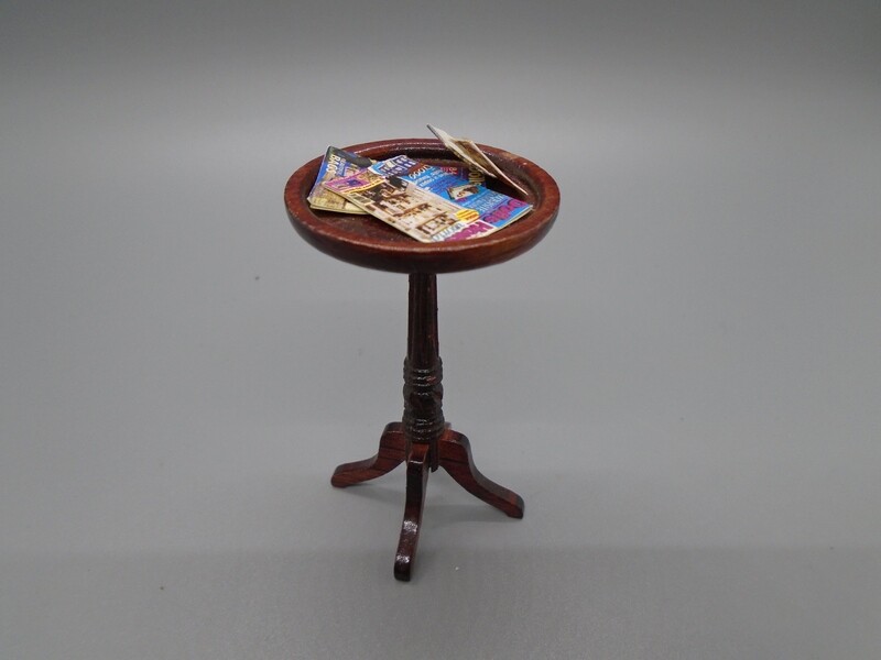 SMALL ROUND TABLE DRESSED WITH MAGAZINES